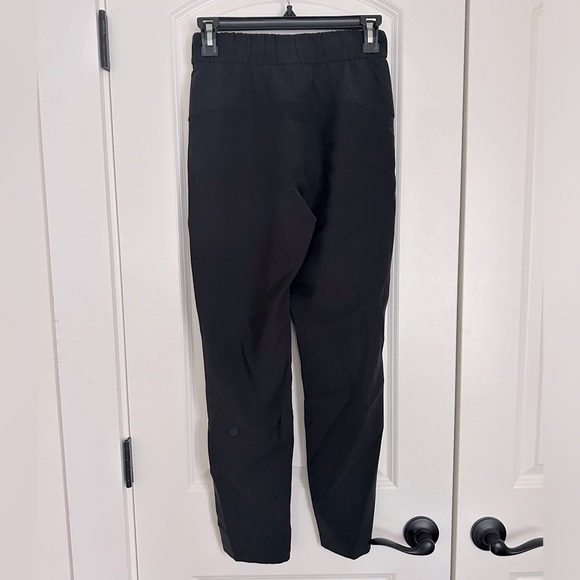 Lululemon On The Fly 7/8 Pant *28 Black Size 4 Front Pockets and Drawstring - Picture 2 of 3